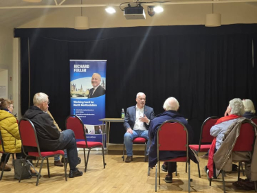 Richard speaking to residents at Melchbourne Town Hall 